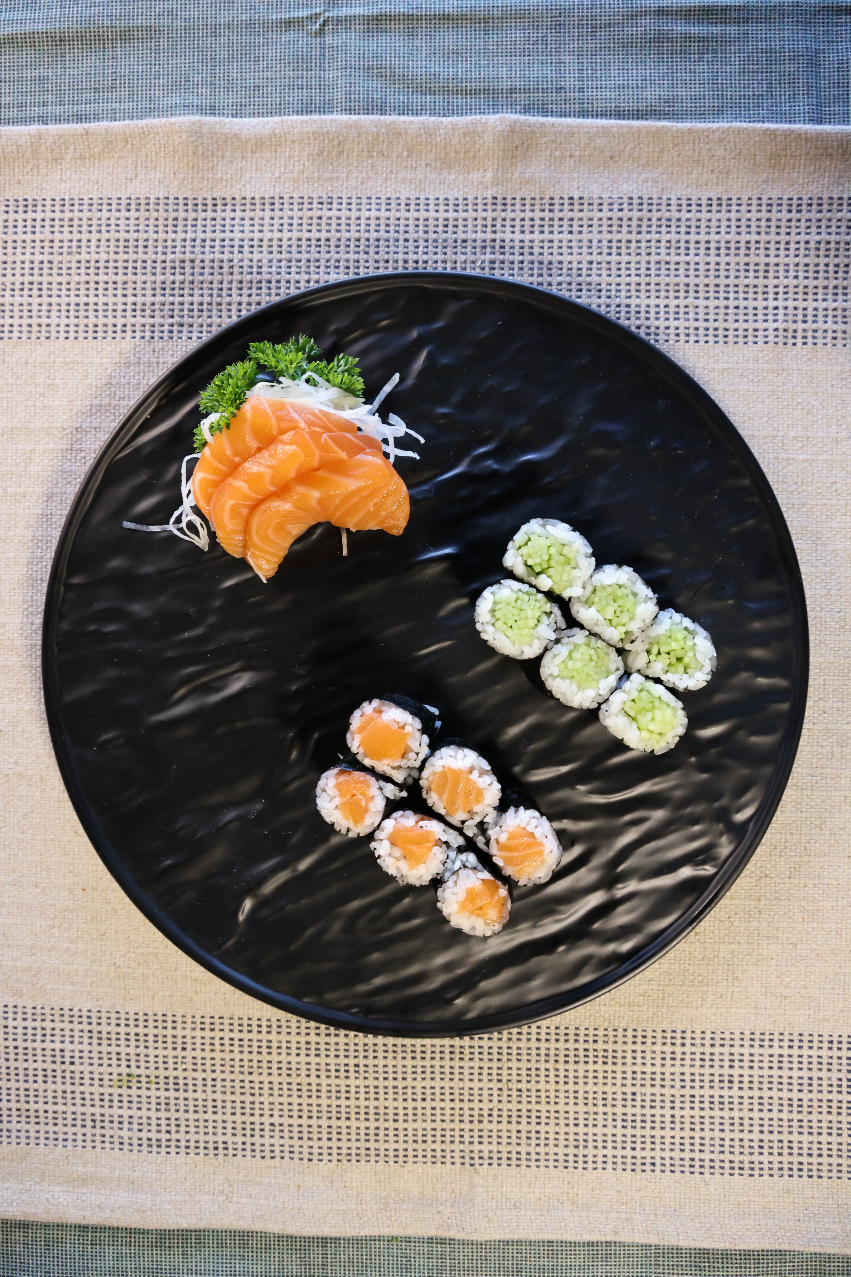 51084-Melamine PETRA black rimmed ROUND DINNER PLATE-24/Case